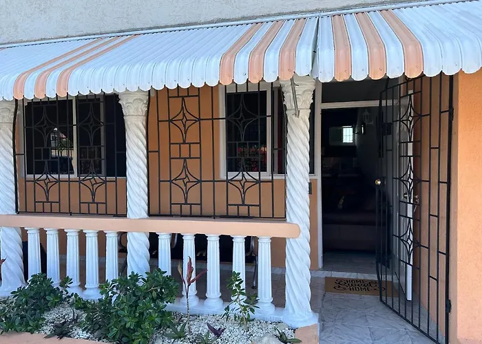 Apartment Sleeps2 - Private Pool - King Bed - Aircon *