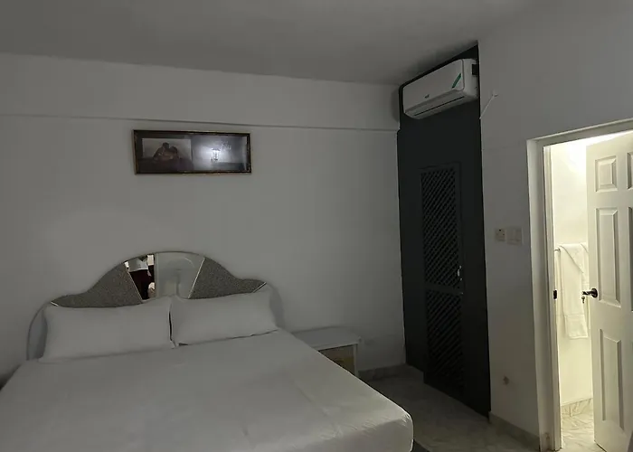 Sleeps2 - Private Pool - King Bed - Aircon *