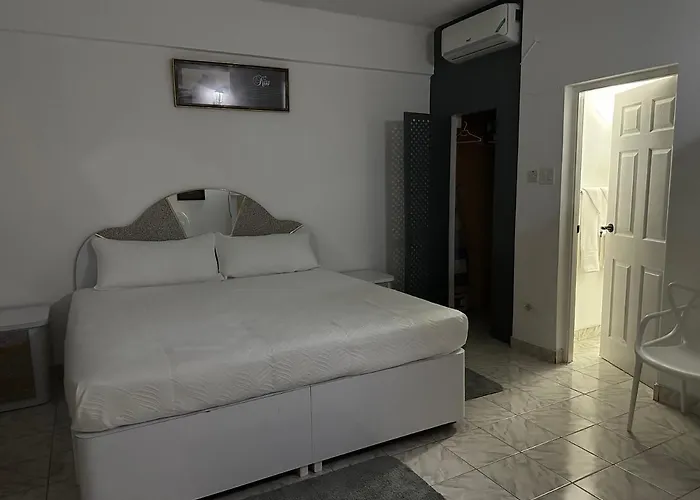 Sleeps2 - Private Pool - King Bed - Aircon Apartment