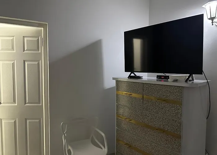 Sleeps2 - Private Pool - King Bed - Aircon Apartment Montego Bay