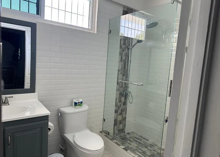 Sleeps2 - Private Pool - King Bed - Aircon