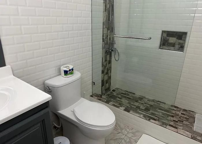 Sleeps2 - Private Pool - King Bed - Aircon Apartment
