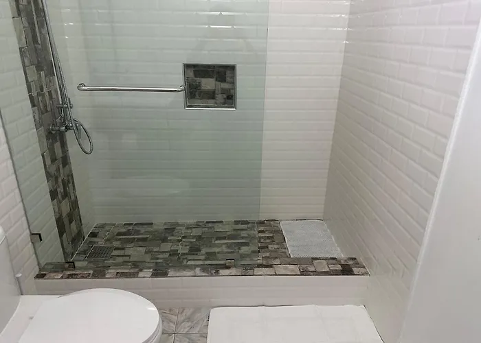 Sleeps2 - Private Pool - King Bed - Aircon Apartment *