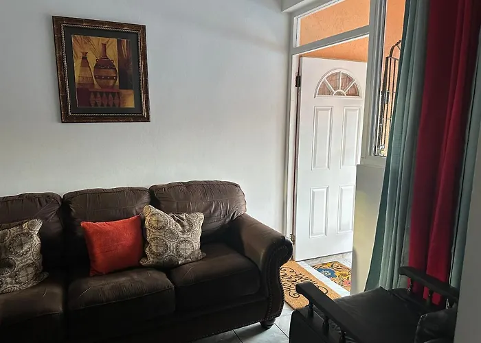 Sleeps2 - Private Pool - King Bed - Aircon Apartment
