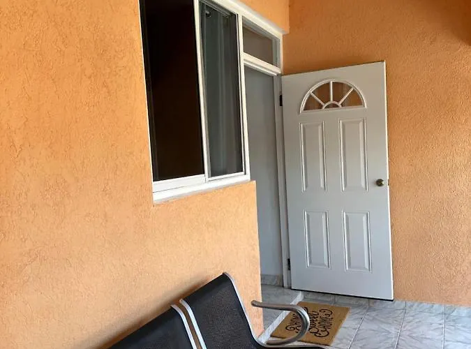 Sleeps2 - Private Pool - King Bed - Aircon Apartment *