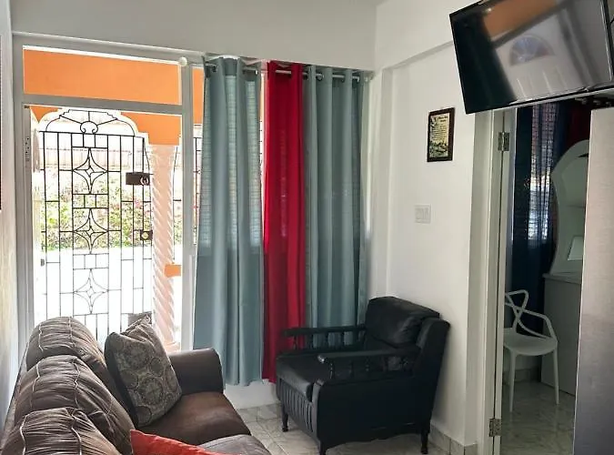 Sleeps2 - Private Pool - King Bed - Aircon *