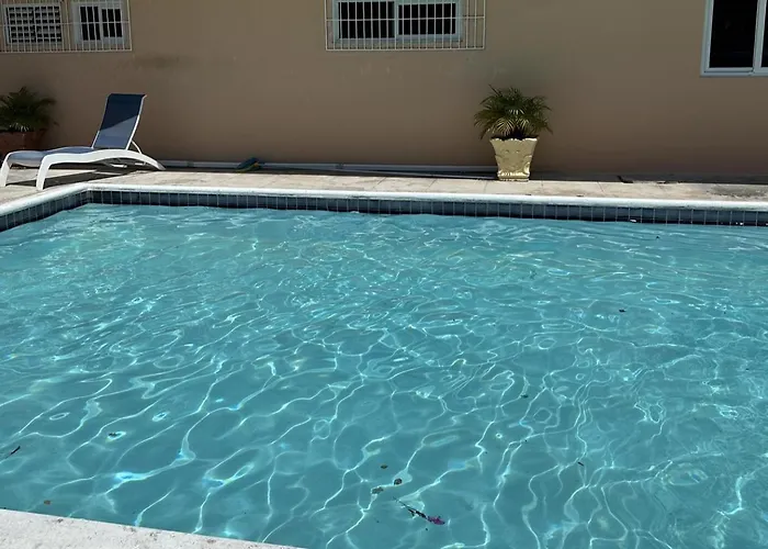 Sleeps2 - Private Pool - King Bed - Aircon *